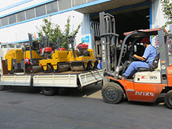 福瑞得機(jī)械4臺(tái)小型壓路機(jī)裝車發(fā)往河南。